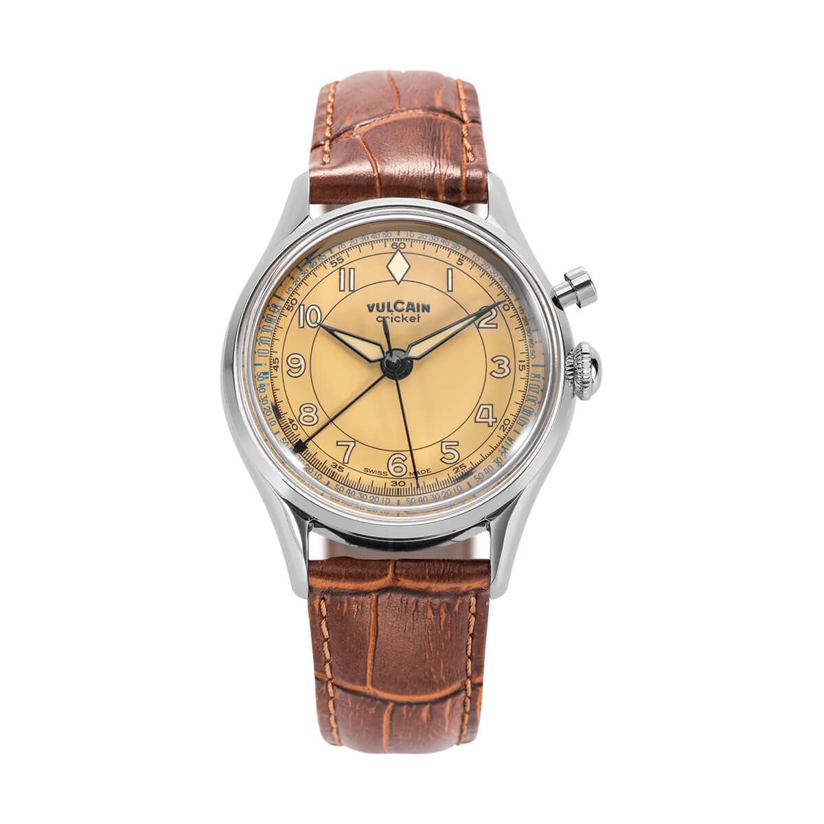 VULCAIN / ヴァルカンクリケット クラシック 36 mm ステンレススティール ケース サファイア ケースバック セミマット ブラウン カーキ ダイアル ブラック ブルーデカール SLNカーキ ブラウン カーフレザー イミテーション アリゲーター ストラップ スチール ピンバックルの公式ECサイト掲載画像