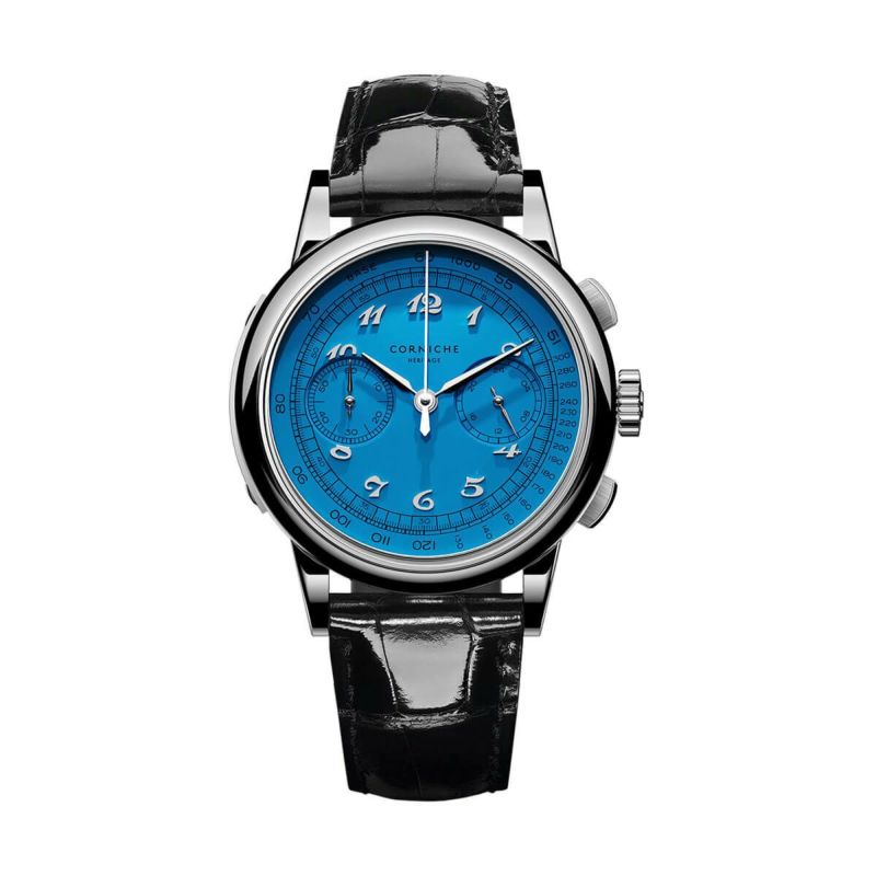 【世界限定300本】Corniche Watches / コーニッシュ ヘリテージ クロノグラフ Heritage デマンド スペシアーレ VI シルバー アズールブルー ブラックレザーの公式ECサイト掲載画像